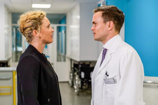 Bild 1 von 16: Im Bild: Claudia Hiersche (Dr. Helena von Arnstett), Eric Klotzsch (Dr. Tobias Lewandowski).