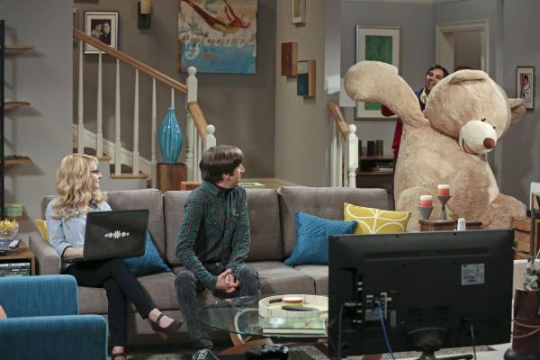Bild 1 von 10: Während Sheldon, Amy, Leonard und Penny einen Wochenendtrip in eine Waldhütte machen, übertreibt es Raj (Kunal Nayyar, r.) mit seiner Vorfreude auf das Baby und überhäuft Bernadette (Melissa Rauch, l.) und Howard (Simon Helberg, M.) mit Ratschlägen und Geschenken ...