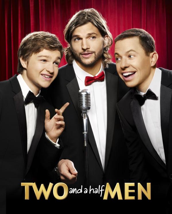 Bild 1 von 29: (9. Staffel) - Two and a Half Men: Walden Schmidt (Ashton Kutcher, M.), Alan (Jon Cryer, r.) und Jake Harper (August T. Jones, l.) ...