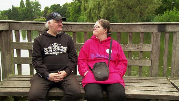 Bild 1 von 4: In Gelsenkirchen stehen Dieter (49) und Sandy (45) vor wichtigen Entscheidungen. Obwohl sie sich vor über einem Jahr getrennt haben, verbindet die beiden eine enge Freundschaft - so sehr, dass sie planen, zusammenzuziehen.