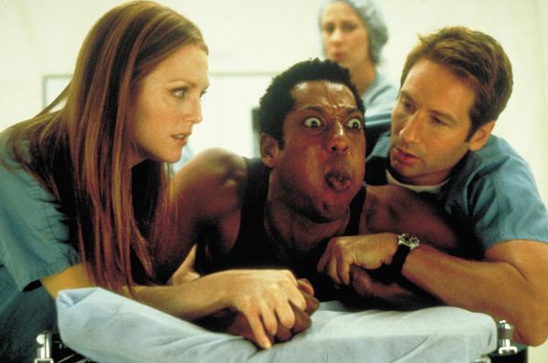 Bild 1 von 20: Bald machen allerlei gefräßige Kreaturen und glibberige Substanzen Dr. Allison Reed (Julianne Moore, l.), Dr. Ira Kane (David Duchovny, r.) und Dr. Harry Block (Orlando Jones, M.) das Leben schwer ...
