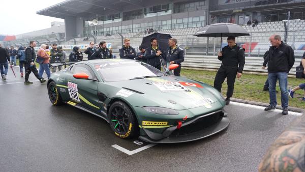 Bild 1 von 4: Der Aston Martin V8 Vantage wird auch als Rennwagen eingesetzt, hier zu sehen auf dem Nürburgring.