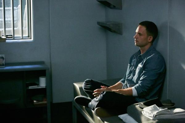 Bild 1 von 3: Mike (Patrick J. Adams) akzeptiert seine Situation und arrangiert sich mit dem Leben im Gefängnis. Derweil müssen die Partner der Kanzlei mit den Folgen des von ihm ausgehandelten Deals zurechtkommen.