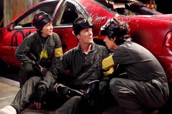 Bild 1 von 21: Frankie (Patricia Heaton, l.) und Mike (Neil Flynn, 2.v.l.) bieten ihren Kindern an, jeweils einen Tag allein mit ihnen zu verbringen. Während Axl (Charlie McDermott, r.) mit seinen Eltern Paintball spielt, hat sich Sue 17 Aktivitäten für sie ausgedacht. Brick wiederum will zu einer Sci-Fi-Convention gehen ...