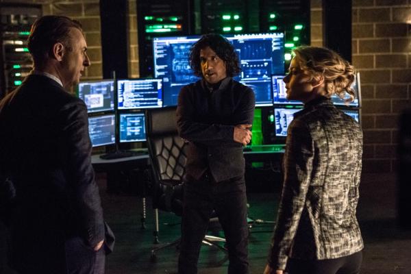 Bild 1 von 20: Nachdem Dr. Dylan Reinhart (Alan Cumming, l.) eine Wanze untergejubelt wurde, versuchen Julian Cousins (Naveen Andrews, M.) und Det. Lizzie Needhams (Bojana Novakovic, r.) herauszufinden wer dahinter steckt ...