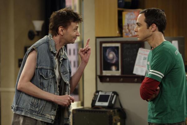 Bild 1 von 27: Es dauert nicht lange, da findet sich Toby (D.J Qualls, l.), Sheldons (Jim Parsons, r.) Assistent und neuer Mitbewohner, in der Rolle des drogensüchtigen Leo wieder. Doch von Pennys Mitgefühl angetan, denkt er gar nicht mehr ans Ausziehen ...