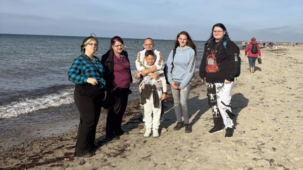 Bild 1 von 1: In Warnemünde treffen sich Nicole (li.), Brigitte (2.v.li.) und Jana (re.) aus Rostock mit Dennis, Bryan und Joelle aus Magdeburg