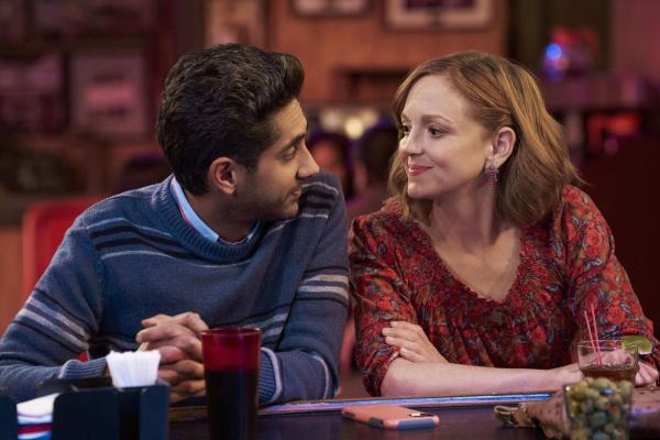 Bild 1 von 9: Al (Adhir Kalyan, l.); Cindy (Jayma Mays, r.)