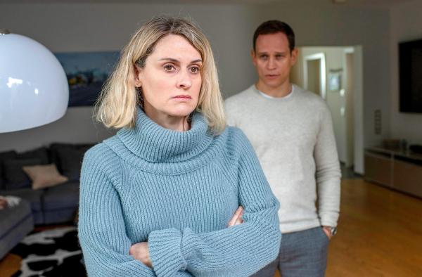 Bild 1 von 7: Im Bild: Sonja Liedke (Julia Becker, v.) ist mit ihrer familiären Situation unzufrieden. Sie hat kein Verständnis dafür, dass ihr Ehemann Frederick (Vinzenz Kiefer, h.) sich krank arbeitet.
