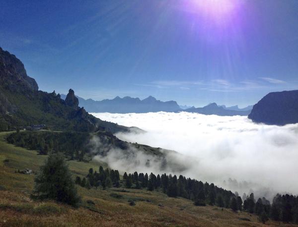Bild 1 von 8: Inversionswetterlage am Grödner Joch, Dolomiten.
