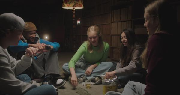 Bild 1 von 3: Benjamin (Fridtjof Beer Roland, links), Jonas (Christopher Nordlie 2.von links) und die Mädchen Mina (Ameli Olving Sælevik), Victoria (Henrikke Larsen Grimsgaard) und Tara (Maya Ystenes, 3.von links nach rechts) freuen sich, dass die Spuk-Challenge am Halloweenabend im Keller einer Kirche eine gelungene Aktion war.