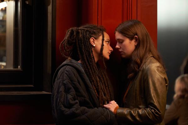 Bild 1 von 3: Bobbi (Sasha Lane, l.) muss Frances (Alison Oliver, r.) ein Geheimnis erzählen: Die Scheidung ihrer Eltern nimmt sie mehr mit, als gedacht. Doch Frances ist für ihre Freundin da.