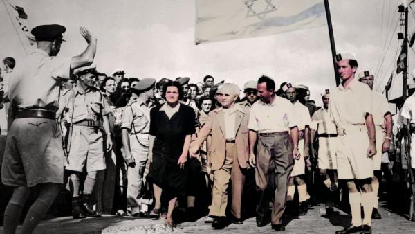Bild 1 von 5: Ein symbolischer Moment für den jungen Staat Israel: Premierminister David Ben Gurion (M.) und seine Frau begleiten am 3. Juli 1948 den Abzug der letzten britischen Soldaten aus dem Hafen von Haifa.