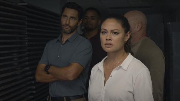 Bild 1 von 15: Jesse Boone (Noah Mills, l.); Jane Tennant (Vanessa Lachey, r.)