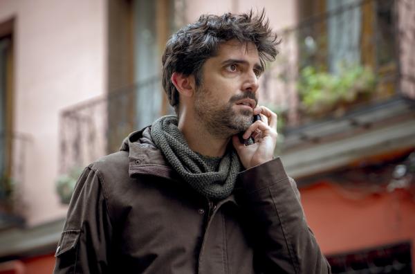 Bild 1 von 3: Nach all den Jahren hegt Oscar (Francesco Carril) immer noch einen Groll gegen Ana.