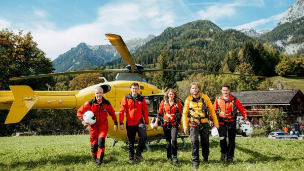 Bild 1 von 7: Im Bild (v.li.): Robert Lohr (Michael Dörfler), Michael Pascher (Rudi Dolezal), Luise Bähr (Katharina Strasser), Sebastian Ströbel (Markus Kofler), Markus Brandl (Tobias Herbrechter).