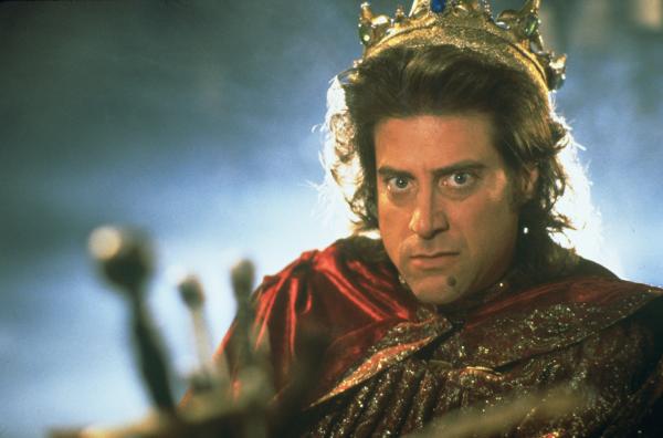 Bild 1 von 7: Der fiese und gemeine Prinz John (Richard Lewis) hat in England das Sagen, solange der ehrenwerte König Richard auf Kreuzzug verweilt. Unterstützung erhält der tollpatschige Narren-Prinz von dem schurkischen Sheriff von Nottingham und der bösen Hexe Latrine ...