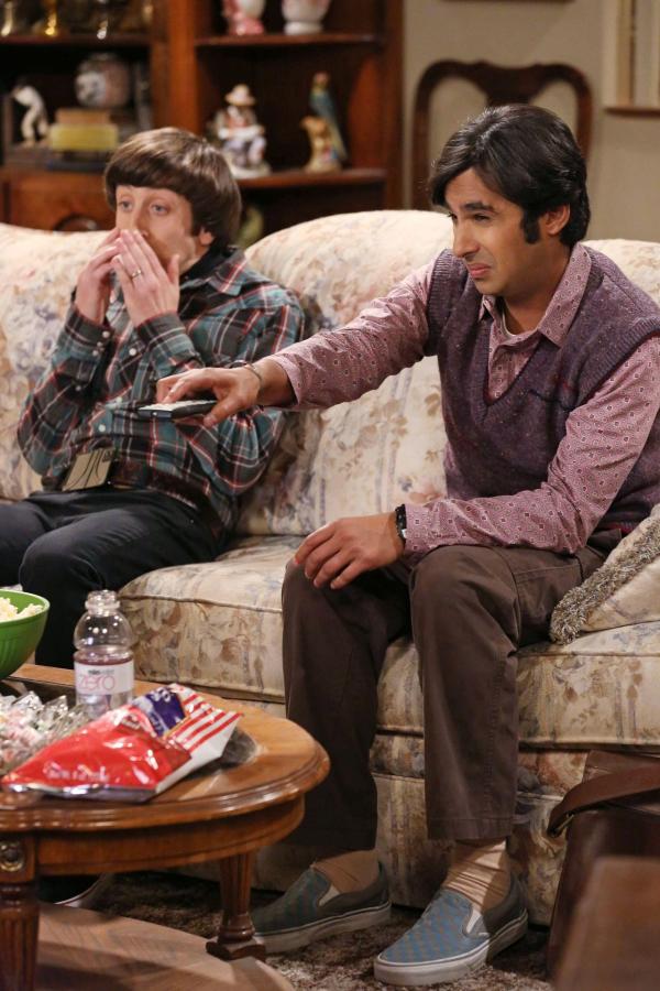 Bild 1 von 27: Emily möchte einen Horrorfilm mit dem ängstlichen Raj (Kunal Nayyar, r.) ansehen. Um sich nicht vor ihr zu blamieren, will Raj ihn sich vorher mit Howard (Simon Helberg, l.) zu Gemüte führen. Doch ist das eine gute Idee?