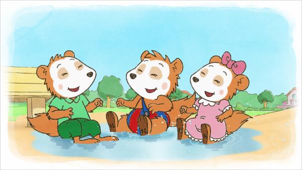 Bild 1 von 4: Bobo, Hedi und Luis haben viel Spaß auf dem Wasserspielplatz.