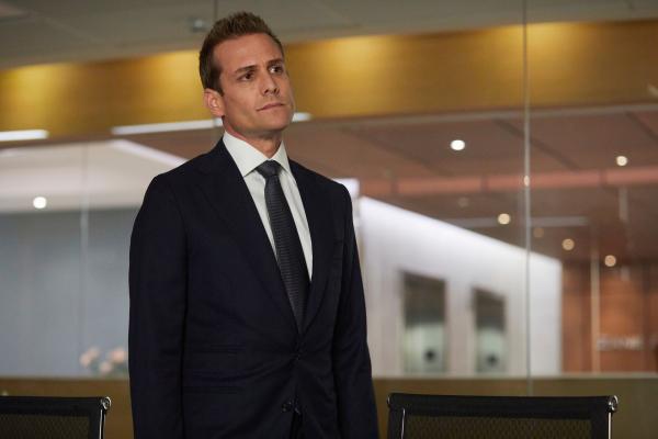 Bild 1 von 2: Harvey (Gabriel Macht) wird zusammen mit Robert Zane beschuldigt, in einem früheren Fall einen Zeugen bestochen zu haben. Als Harvey erfährt, dass der Kläger todkrank ist, ändert er seine Strategie.