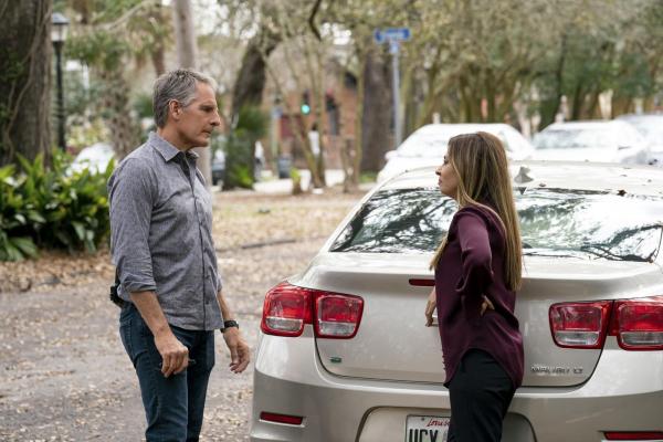 Bild 1 von 4: Dwayne Pride (Scott Bakula, l.); Sasha Broussard (Callie Thorne, r.)