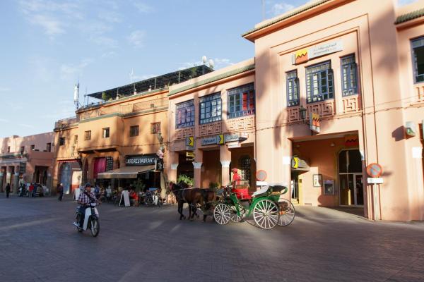 Bild 1 von 18: Im Bild: Der Platz Jemaa el Fna im Herzen der Medina von Marrakesch, ein UNESCO-Weltkulturerbe, ist ein Wirbelwind aus Sehenswürdigkeiten, Geräuschen, Gerüchen und Einkaufsmöglichkeiten.