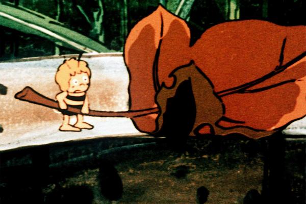 Bild 1 von 8: Im Bild: Maja versucht einem Frosch, der in den Brunnen gefallen ist, mit einem Blatt zu Hilfe zu kommen.