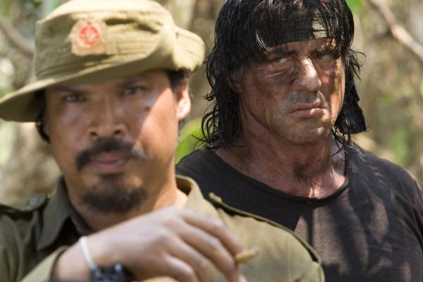 Bild 1 von 7: Tut nur, was er für richtig hält: Rambo (Sylvester Stallone, r.) lässt sich nicht von den burmesischen Soldaten einschüchtern ...