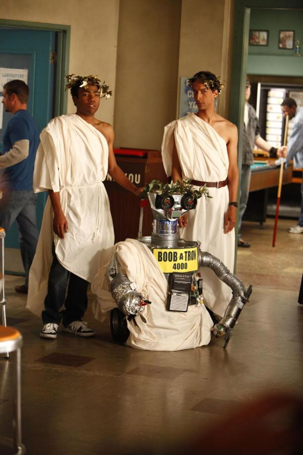 Bild 1 von 30: Troy (Donald Glover, l.) hilft Abed (Danny Pudi, r.) dabei einige seiner Träume und Ziele, die von Film-Klischees beeinflusst sind zu erreichen ...