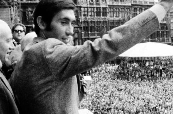 Bild 1 von 4: Eddy Merckx (re.) auf dem Grand-Place in Brüssel