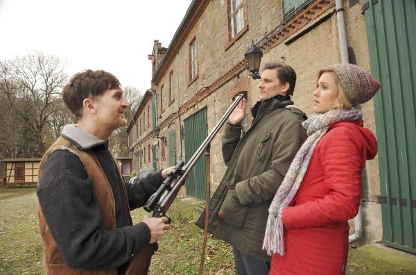 Bild 1 von 1: Bauer Lüding (Jörn Hentschel, links) zeigt Lauer (Marc Oliver Schulze, Mitte) und Klara (Wolke Hegenbarth) sein Gewehr. Damit wurde nicht geschossen!