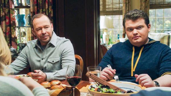 Bild 1 von 24: Im Bild (v.li.): Donnie Wahlberg (Danny Reagan), Andrew Terraciano (Sean Reagan).