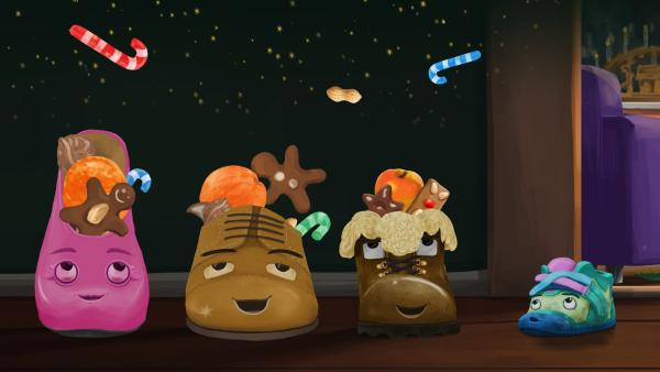 Bild 1 von 3: Am Nikolausabend treffen sich die unterschiedlichsten Schuhe im Flur. Turnschuh Wetz (rechts) ist das erste Mal dabei.