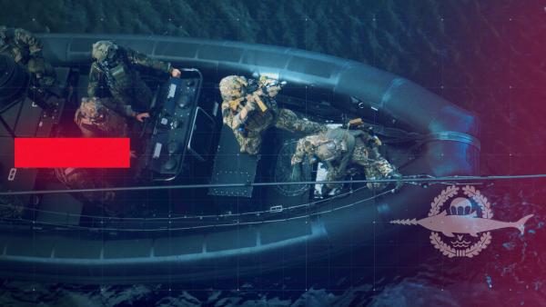 Bild 1 von 4: Mehrere Kampfschwimmer im Einsatz-Boot bei einer Übung in der Ostsee.