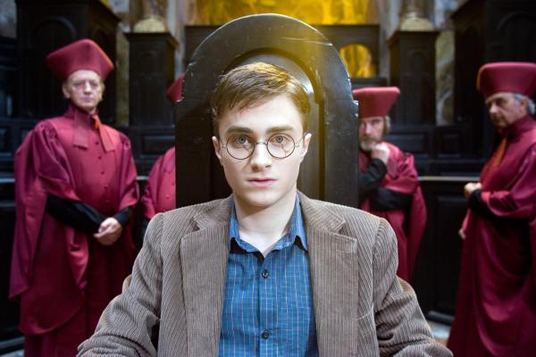 Bild 1 von 1: Im Bild: Harry (Daniel Radcliffe, M.) hat außerhalb der Schule Zauberkräfte eingesetzt. Dies soll nun bestraft werde.