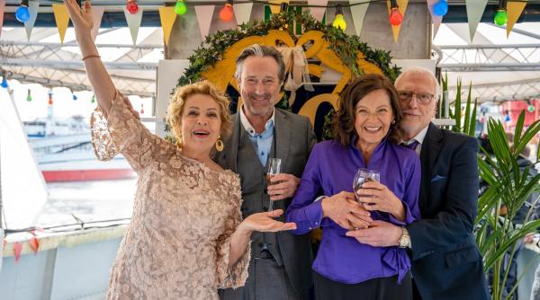Bild 1 von 28: Im Bild: Die pensionierte Lehrerin Ulla (Michaela May) feiert die goldene Hochzeit mit ihrem Mann Paul (Helmut Zierl). Natürlich darf ihre Freundin Rita (Angela Roy), die ebenfalls seit fünfzig Jahren mit Robert (Ernst Stötzner) verheiratet ist, auf dem Partyschiff \