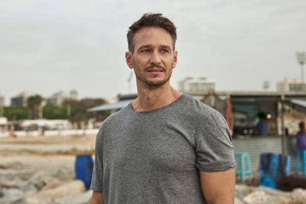 Bild 1 von 14: Mateo Bonachera (Vladimir Burlakov) hat sich mit Gustavo di Vicario am Strand von Barcelona ausgesprochen und hadert mit seinem Schicksal.