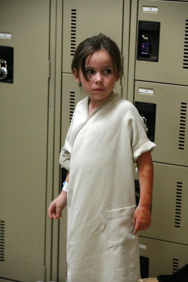 Bild 1 von 21: Die kleine Alice (Alyssa Shafer) leidet unter äußerst merkwürdigen Symptomen. Kann Dr. House herausfinden, was ihr wirklich fehlt?