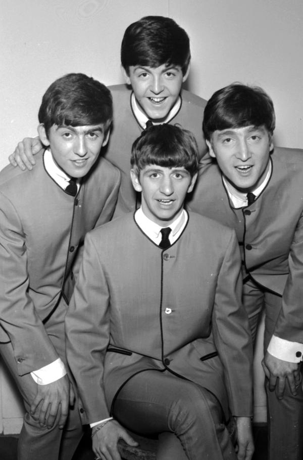 Bild 1 von 9: Die Beatles posieren 1963 für ihr weltberühmt gewordenes Gruppenfoto in kragenlosen Jacken von Pierre Cardin: George Harrison, Paul McCartney, John Lennon, Ringo Starr (v.l.).