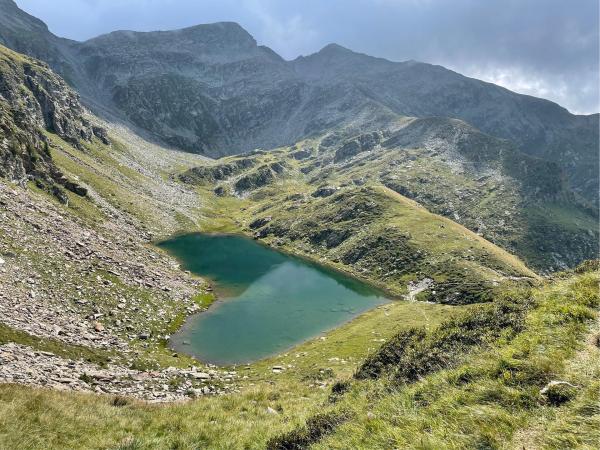 Bild 1 von 9: Im Bild: Der herzförmige Lago di Calvaresc ist das Wahrzeichen des Calancatals.