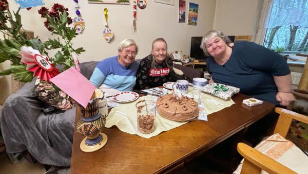 Bild 1 von 1: Dagmar (re.) feiert gemeinsam mit Elke (li.) und Petra ihren 60. Geburtstag
