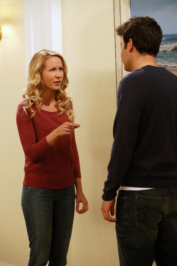 Bild 1 von 27: Ted (Josh Radnor, r.) und Cassie (Anna Camp, l.) bemühen sich darum, ihren Ausflug zu einem Leuchtturm zu genießen, während bei Robin und Barneys Mom Loretta noch immer die Fetzen fliegen ...