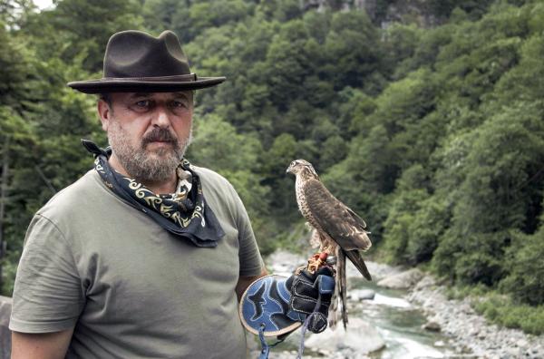 Bild 1 von 4: Falkner Kazim Özbiyik aus Artvin Arhavi züchtet Falken, die in der Luft die schnellsten Lebewesen der Welt sind.