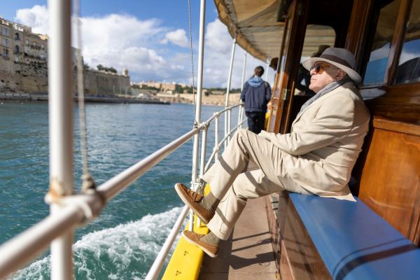 Bild 1 von 5: Auf einem Schiff wird Alex Rider (Otto Farrant, l.) von einem älteren Mann (Kevin McNally, r.) angesprochen - eine zufällige Begegnung oder steckt mehr dahinter?