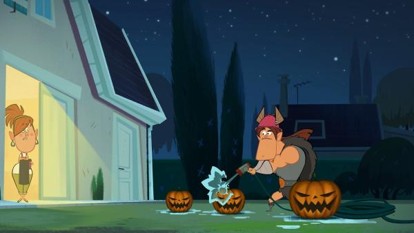 Bild 1 von 3: Im Garten löscht Gorbar die Kerzen in Seraphines Kürbisdekoration für Halloween.