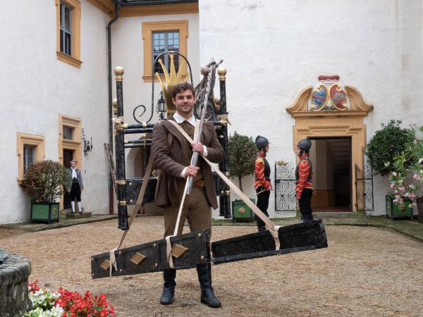 Bild 1 von 11: Hans (Lucas Reiber) trägt das Eisenbett ins Schloss.