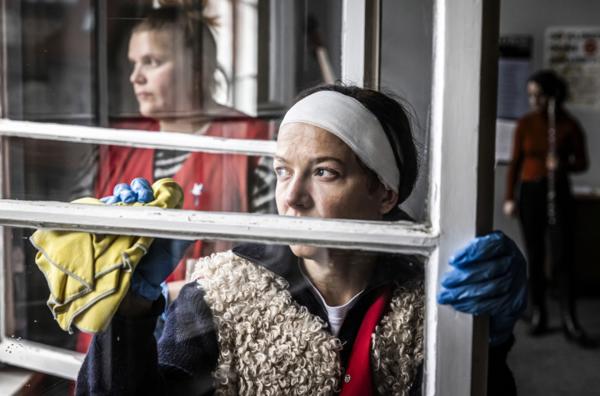 Bild 1 von 5: Nach der Haft arbeiten Jenny (Hannah Herzsprung, Mi.) und die ebenfalls vorbestrafte Wolke (Stefanie Reinsperger, li.) als Reinigungskräfte in einem Konservatorium.