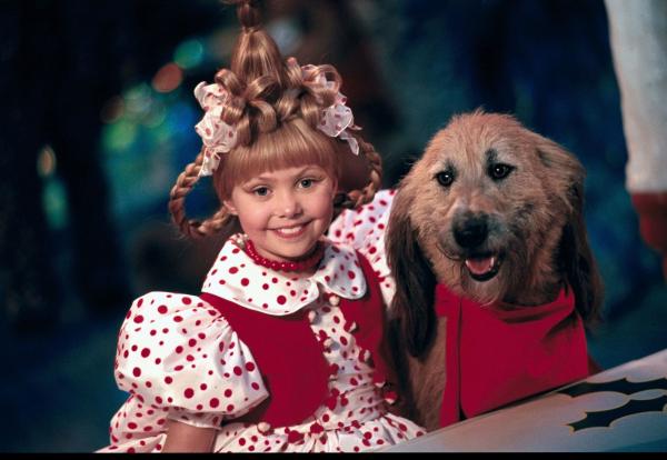 Bild 1 von 19: Der Grinch hasst Weihnachten und um dem ganzen ein Ende zu setzen, beschließt er, sich als Weihnachtsmann zu verkleiden und das Fest zu stehlen. Hilfe erhält er von seinem Hund Max, den er als Rentier verkleidet. Als dieser jedoch von der kleinen Cindy (Taylor Momsen) entdeckt wird, scheint der Plan zu scheitern ...