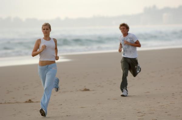 Bild 1 von 2: Emma (Claire Holt, l.) hat für Byron (Christopher Poree, r.) ein hartes Trainingsprogramm erstellt.