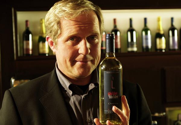 Bild 1 von 4: Thomas (Harald Krassnitzer) präsentiert seinen ersten eigenen Wein.